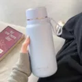 Edelstahl Isolierflasche mit Deckel und Tragegriff in Helllila, für den täglichen Gebrauch. - Blau 850ML