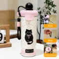 Vista dettagliata della simpatica bottiglia termica in acciaio inox 600ml gatto nero con cordino. - Tazza Singola / Gatto Nero 600ML