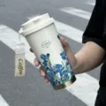 Tragbarer Edelstahl Isolierbecher Kaffeetasse mit Blumenmuster und Schlaufe, weiß - Iris - Doppeltrinkdeckel