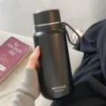Edelstahl-Isolierflasche mit Deckel und Griff, grosse Kapazität für Büro und Reise im Alltag. - Schwarz 850ML