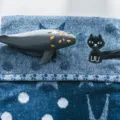 Weiches reines Baumwoll-Kindergesichtstuch mit süßem Wal-Spielzeug und schwarzer Katzenbestickung. - 25cm*50cm / Blau