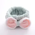 Weiches Korallen-Fleece Make-up Stirnband mit süßer Schleife für die tägliche Gesichtsreinigung. - Grün