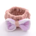 Korallen Fleece Make-up Stirnband mit süßer Schleife, saugfähiges Mikrofaser Haarband für Spa. - Braun