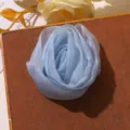 Accessoire DIY fleur de rose en organza bleu clair pour ornements de cheveux et vêtements. - Bleu