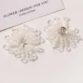 Vista detallada de accesorios DIY de flores de cuentas de cristal brillantes para decorar. - Blanco