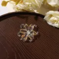 Accessoire floral DIY transparent avec centre en strass et bords dorés, vue détaillée. - Style Strass Blanc / Fond Transparent