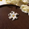 Détail d'accessoire de cheveux DIY fleur à six pétales strass dorés rétro élégant et chic. - Style Strass Jaune / Blanc perle