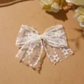 Witte kantstrik applicatie met delicate bloemen mesh textuur voor handwerk accessoires. - Stijl 3 Strik / Wit