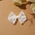 Gedetailleerde close-up van een delicate witte kanten strik, ideaal voor DIY-accessoires. - Stijl 5 Strik / Wit