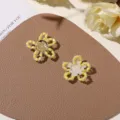 Primer plano detalle de colgante de flor de cuentas amarillas y blancas hecho a mano para joyas. - Amarillo Una Pieza