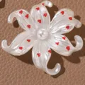 Parelmoer hars iris bloem DIY accessoire met rode hartjes en centrale parel - Rood Hart / Rood