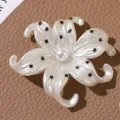 Witte parel iris bloem DIY bedel met zwarte sterren voor telefoonhoesjes en accessoires. - Zwarte Sterren Stijl / Zwart