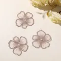Detalle de flores bordadas en encaje de organza, ideal para decoración de ropa y manualidades DIY. - 1 Pieza/Paquete / Rosa nude