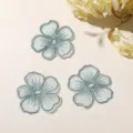 Parche de flores de cinco pétalos bordado de encaje de organza azul claro para detalles DIY. - 1 Pieza / Azul lago