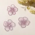 Vista detallada de parches de flores de cinco pétalos bordados en encaje de organza. - 1 Pieza/Paquete / Violeta Claro