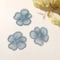 Primer plano detalles de flores de cinco pétalos bordadas en encaje organza azul claro - 1 Pieza/Paquete / Azul