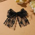 Gedetailleerde close-up van een charmante zwarte kanten strik haarspeld DIY accessoire. - Stijl 3 Strik / Zwart
