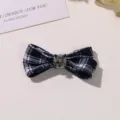Pinza de pelo con lazo de cuadros azul marino y blanco con cruz de metal para uniforme JK. - Paquete Estándar / Negro y Blanco