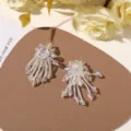 Primer plano detallado de accesorios de pendientes de flecos de cuentas de colores. - Borla de Flor / Paquete de 1 Pieza / Multicolor
