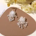 Pendientes de borla de cuentas hechos a mano, joyería de moda DIY de cristal transparente. - Borla de Flor / Paquete de 1 Pieza / Blanco Claro