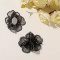 Primer plano detallado de flor bordada en organza negra con cuentas accesorio DIY. - Negro