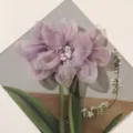Paarse organza bloem DIY accessoire met sprankelende strass steentjes voor kleding en hoeden. - Verloop Roze Paarse Bloem / Roze Paars