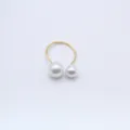 Élégante bague ouverte dorée avec deux perles inégales pour un style minimaliste chic. - Taille unique / Or