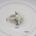 Vue détaillée de l'anneau de serviette en rose blanche fait main, décor de table élégant. - Rose Blanche