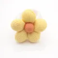 Détail en gros plan d'un rond de serviette en tissu fait main avec fleur rembourrée et texture. - Jaune