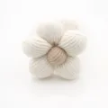 Détail d'un rond de serviette en tissu fait main à cinq pétales décoration table - Blanc