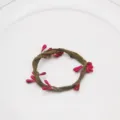 Rond de serviette tressé à la main avec des baies roses pour décoration de table. - Violet