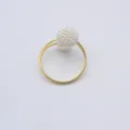 Gros plan sur l'élégant rond de serviette en perles avec double anneau à ressort doré. - Rond de Serviette Boule de Myrica / Or