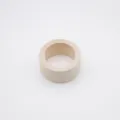 Gros plan détail d'un anneau de serviette en bois massif minimaliste, grain de bois naturel. - Blanc