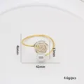Vue détaillée de l'élégant anneau de serviette doré avec rose blanche et perle, 4,6g. - Style Rose 1 / Or