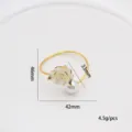 Rond de serviette doré avec rose blanche et perle, décor de table élégant pour mariage et amour. - Style Rose 2 / Or