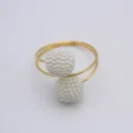 Rond de serviette en metal dore avec deux boules de perles pour decoration table - Or