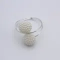 Rond de serviette en perles avec deux boules de 20mm, déco de table élégante pour hôtel. - Argent