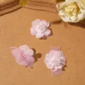 Accessoire DIY de fleur à cinq pétales perlée en mousseline rose, détail de matière textile. - Rose