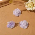 Détail d'accessoires DIY de fleurs en mousseline perlée, double couche artisanat. - Violet