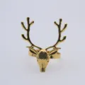 Vue de détail d'anneau de serviette tête de cerf en métal doré, belle déco de table. - Or