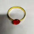 Détail d'un rond de serviette en métal doré avec une pierre rouge pour la décoration. - Or 4