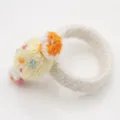 Gros-plan sur le rond de serviette bonbon tricoté main, déco de table en tissu. - Jaune