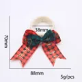 Gros plan détail du rond de serviette de Noël avec nœud écossais rouge vert et boucle en jute. - 1# Rond de Serviette Nœud Corde de Chanvre