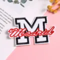 Gedetailleerd overzicht van de creatieve geborduurde M letter Madrid patch voor kleding. - Stijl 1 (Madrid)
