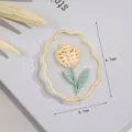 Gedetailleerd overzicht van schattige cartoon bloemen geborduurde patch, maat 4.7x3.7cm. - Kant Bloem 1 / 4.7*3.7CM