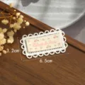 Λεπτομερής εικόνα του κεντημένου μπαλώματος δαντέλας με μοτίβα λουλουδιών και κείμενο. - Λουλούδι Bloom & Shine (Στυλ 4)