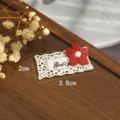 Gros plan d'un patch en dentelle brodé de fleurs rouges avec bordure blanche, motif de tissu détaillé. - Fleur 3D Rouge (Style 7)