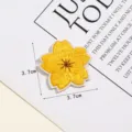 Gele kersenbloesem geborduurd patch detail, prachtige stikteelt tekstuur, DIY accessoire. - Gele Bloem Bedel