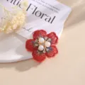 Gedetailleerde close-up van rode geborduurde vijfbloemige patch met parels en sprankelende strass. - Rood