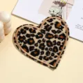 Luipaardprint hartvormige stoffen patch met gouden rand en zilveren studs voor kleding. - Luipaard Stijl 2 / 9.2x9.5cm